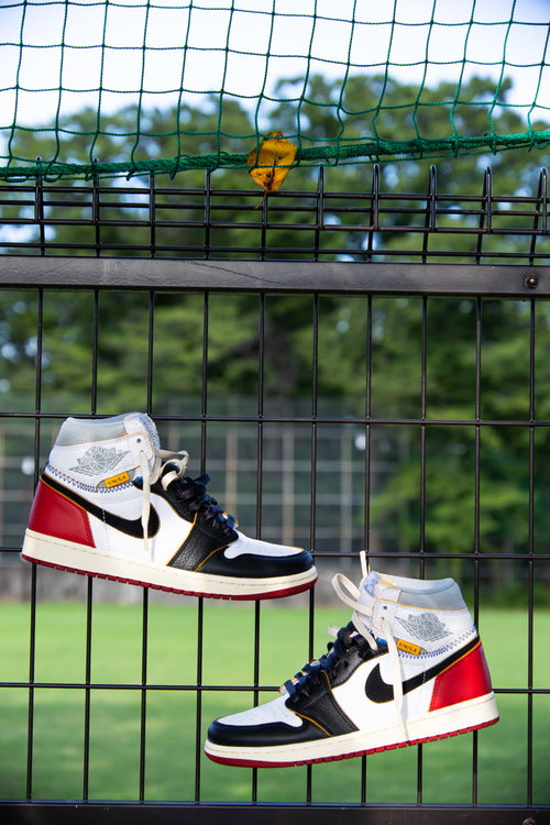 フェンスに吊るされるスニーカーのワイルド（AIR JORDAN）
