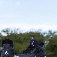 青空の下に置かれたNIKEスニーカー（AIR JORDAN4）の写真