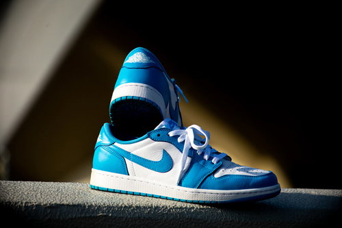 新色の青と白のエアジョーダンスニーカーの商品