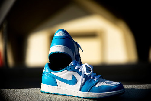 新色のローカットスニーカー（エアジョーダン）青と白