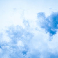 雲に見えるけどじつは煙り、青空を背景にもくもくと立ち上る煙のテクスチャーの写真