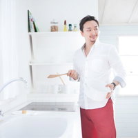 キッチンで手料理を振舞おうとするドイツ人ハーフの男性の写真