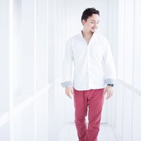 白シャツとえんじ色パンツでキラキラ系男子を目指すの写真