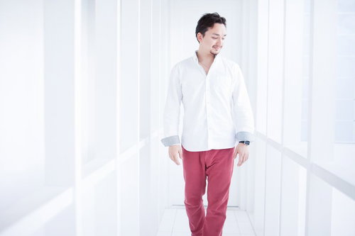 白シャツとえんじ色パンツでキラキラ系男子を目指す