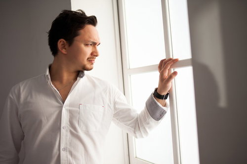 険しい表情で窓の外を見つめる死亡フラグ