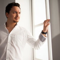 昨晩の記憶がない二日酔いのドイツ人ハーフ男性が窓辺で険しい表情の写真