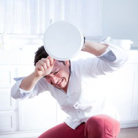 不倫がばれたドイツ人ハーフが鍋をかぶって謝る男性の写真