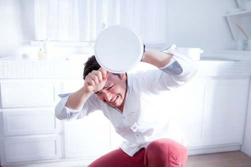 不倫がばれたドイツ人ハーフが鍋をかぶって謝る男性