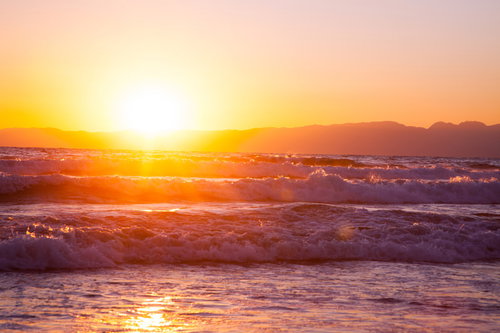 荒波と日の出の海辺風景 初日の出の朝焼け