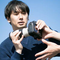 お前のレンズは俺のもの。カメラを奪う男性の写真