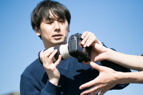 お前のレンズは俺のもの。カメラを奪う男性