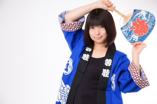 青い半被姿でうちわを持つ祭り女性