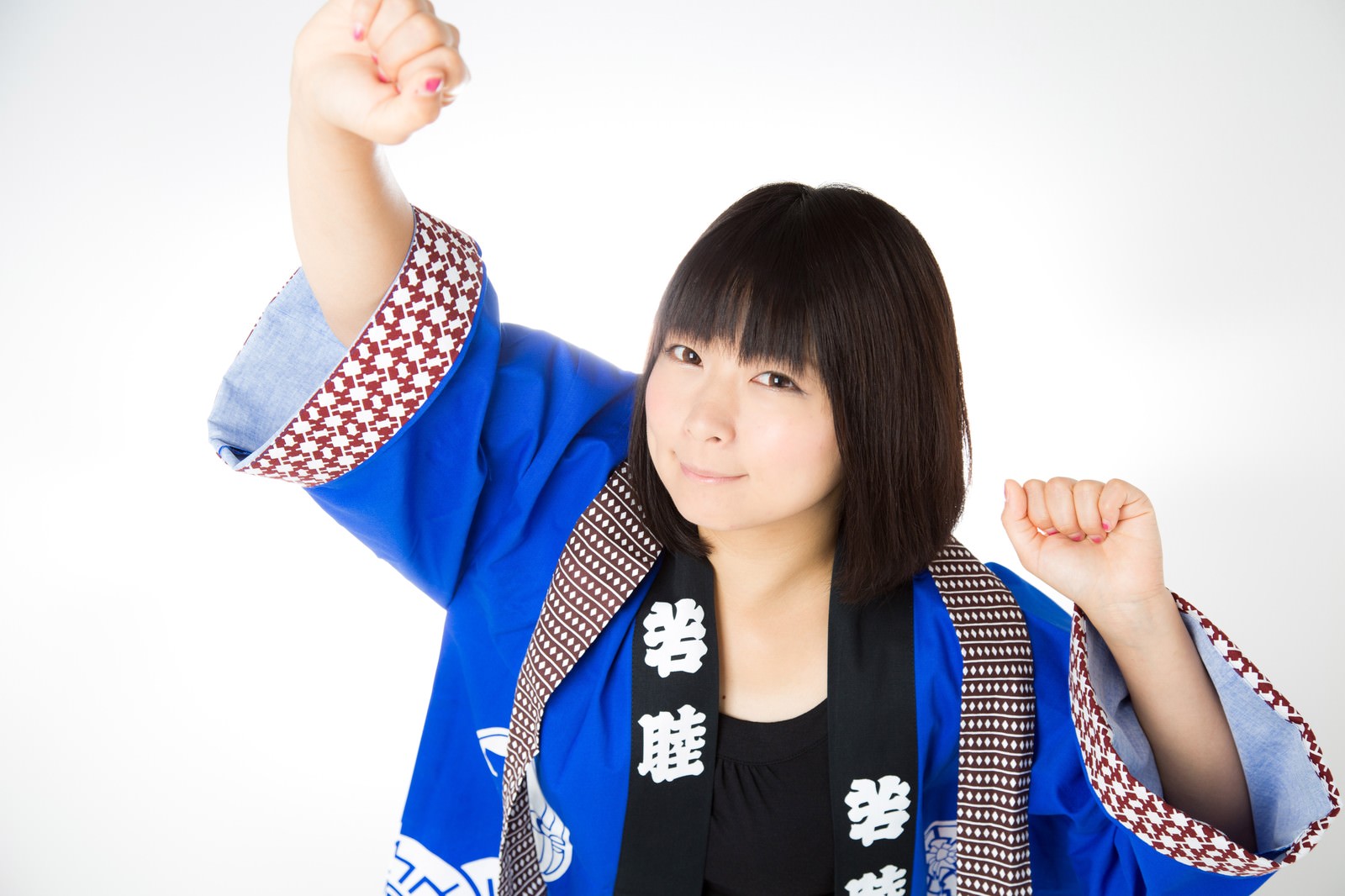 両手を上げて笑顔で応援する青い半被の女性［モデル：にゃるる］