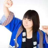 元気いっぱい両手を上げて応援する半被を着た女性の写真