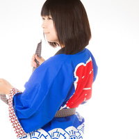 紅白の半被を着てお祭りに向かう女性の写真