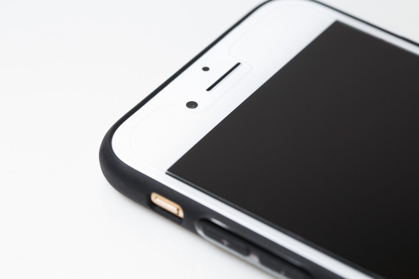 黒いスマホケースを付けたiPhoneのクローズアップ