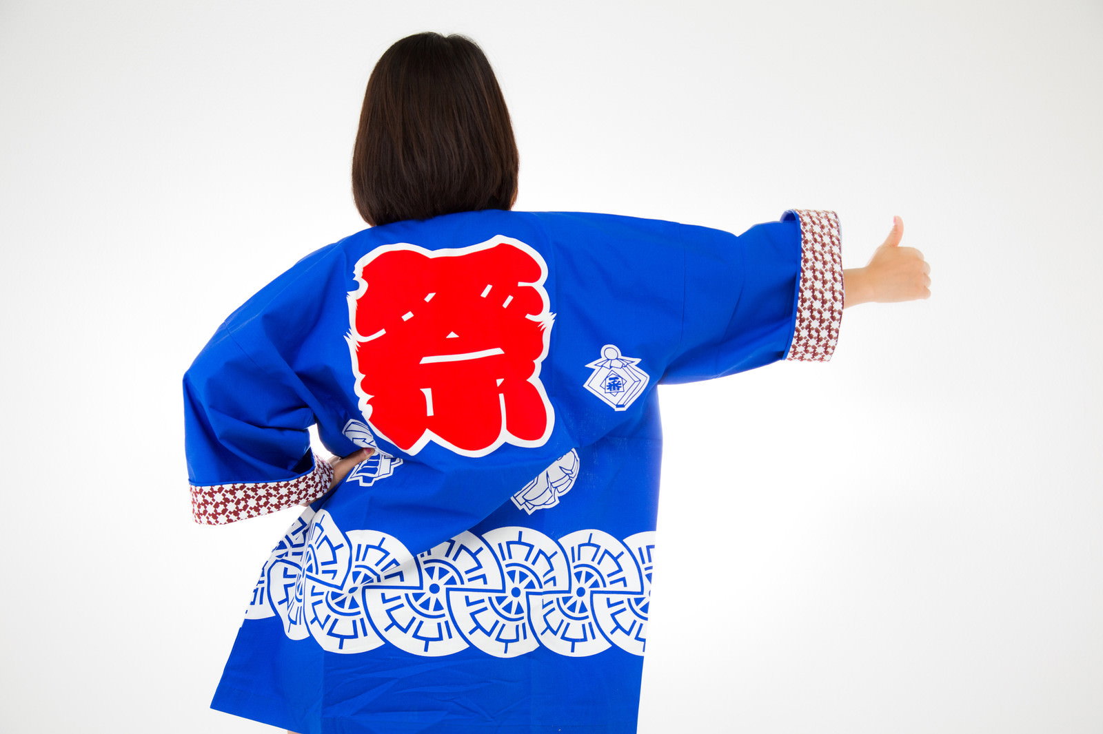 「祭」の文字入り青い半被を着た女性が親指を立てている［モデル：にゃるる］