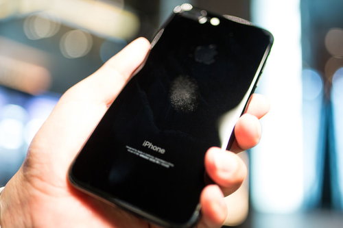 スマホのマップを確認しながら迷っている中間管理職の男性