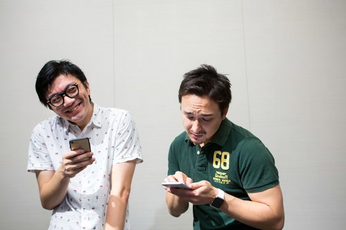 スマホで割り勘の支払い額を確認し、自分だけ仲間はずれにされたドイツ人ハーフ