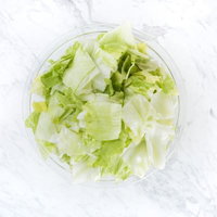 白いボウルに盛られたレタス（上からの視点）の写真