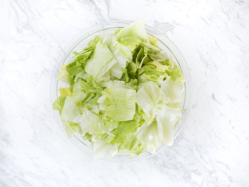 白いボウルに盛られたレタス（上からの視点）