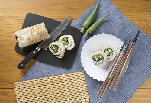 青いランチョンマットに並ぶオクラが入った裏巻き寿司