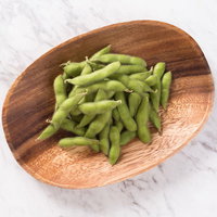 お通しの定番えだまめを木製プレートに盛り付けの写真