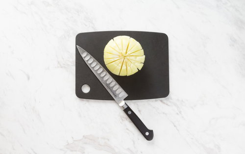 黒いまな板で16等分にカットされたたまねぎ