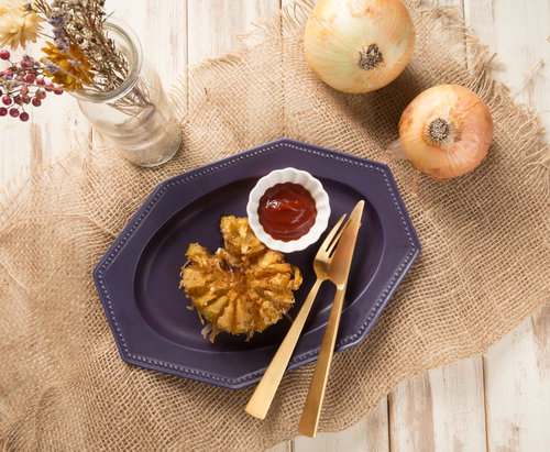 玉ねぎをまるごと使った揚げ物料理、黄金色のフライ