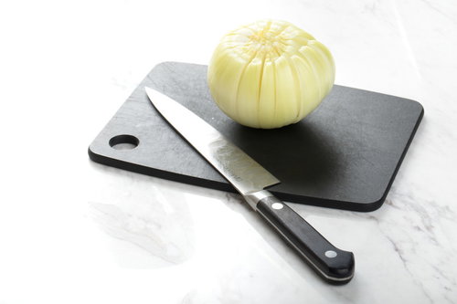 玉ねぎの皮をむいて16等分の切り込みを入れた揚げ物