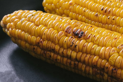 フライパンで黄金色に焼いたとうもろこしの粒