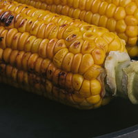 とうもろこしに焼き目をつける刷毛塗りの写真