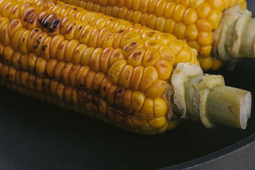 とうもろこしに焼き目をつける刷毛塗り