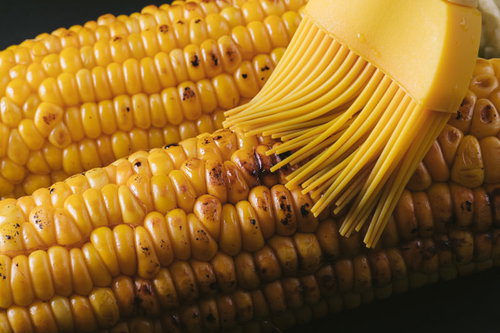 おいしかぁ～便の焼きとうもろこしに醤油ダレを塗る