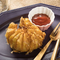 うま味と塩気が絶妙なタマネギ丸ごとフライの写真