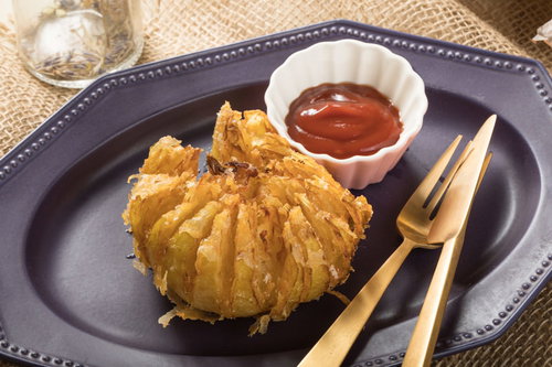 うま味と塩気が絶妙なタマネギ丸ごとフライ