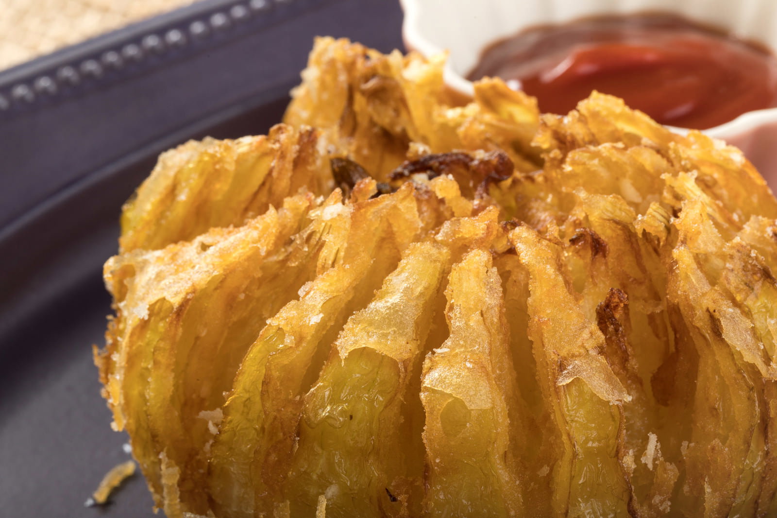 黄金色に揚がった玉ねぎまるごとフライとケチャップ