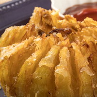 米粉を使った玉ねぎまるごとフライの盛り付けの写真