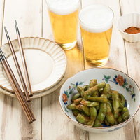 唐辛子のパンチが効いたビールのつまみ枝豆の写真