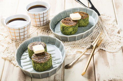 ほうれん草のベジパンケーキ、バタートッピング（グルテンフリー）