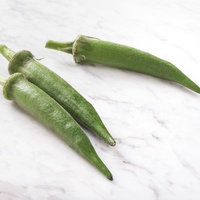 白背景に並ぶ新鮮なオクラ3本、五角形の断面と産毛がはっきりの写真