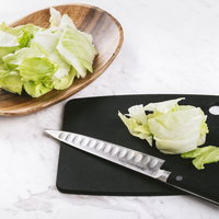 黒いまな板でレタスをざく切りしている調理工程の写真
