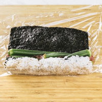 オクラの裏巻き寿司を作る調理工程の写真