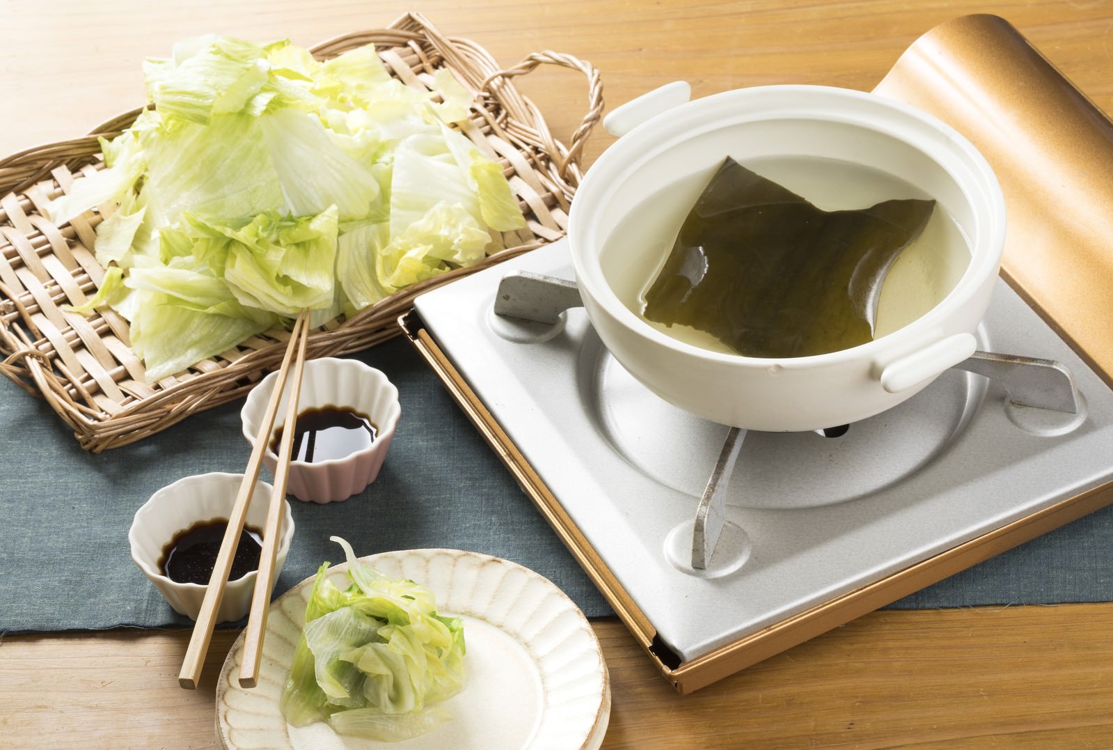 レタスしゃぶしゃぶセット、新鮮なレタスと昆布だしスープが木製トレーに配置