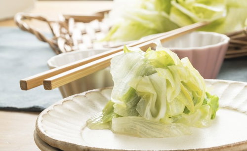 おいしかぁ～便のしゃぶしゃぶしたレタスを箸で摘まむ