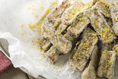 粉チーズとカレー粉のスパイスがきいたごぼうフライ