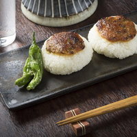 ししとうと焼きおにぎりの夜食セット、黒皿盛り付けの写真