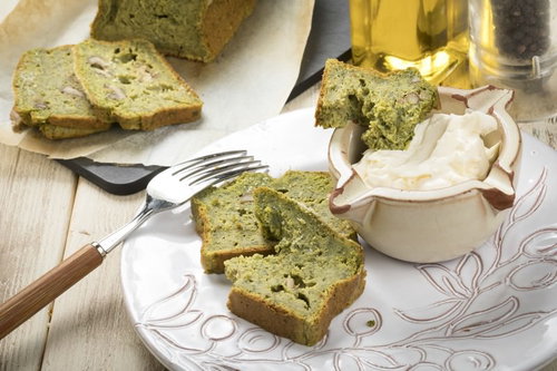 春菊香るケークサレにクリームチーズをつける