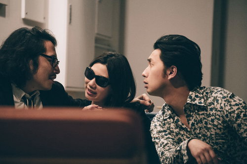 お楽しみ中にツケ払いを回収する強面の男性