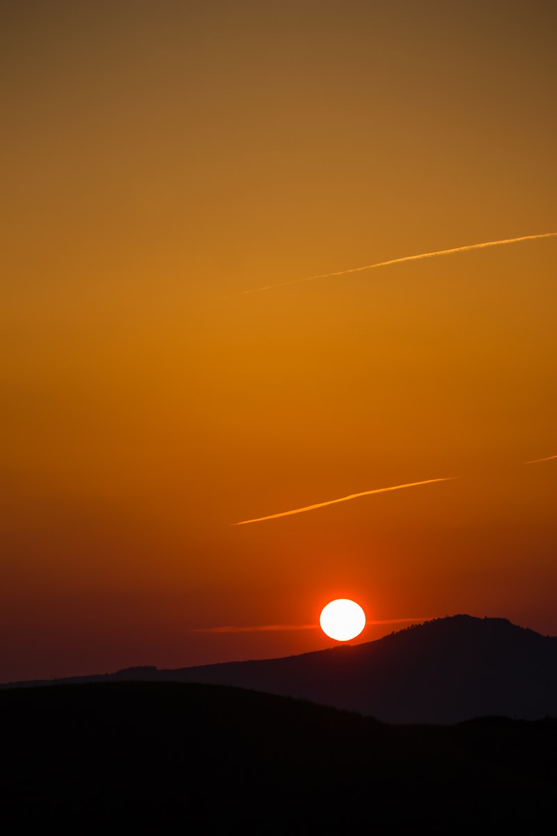 阿蘇の山に沈むオレンジの夕日